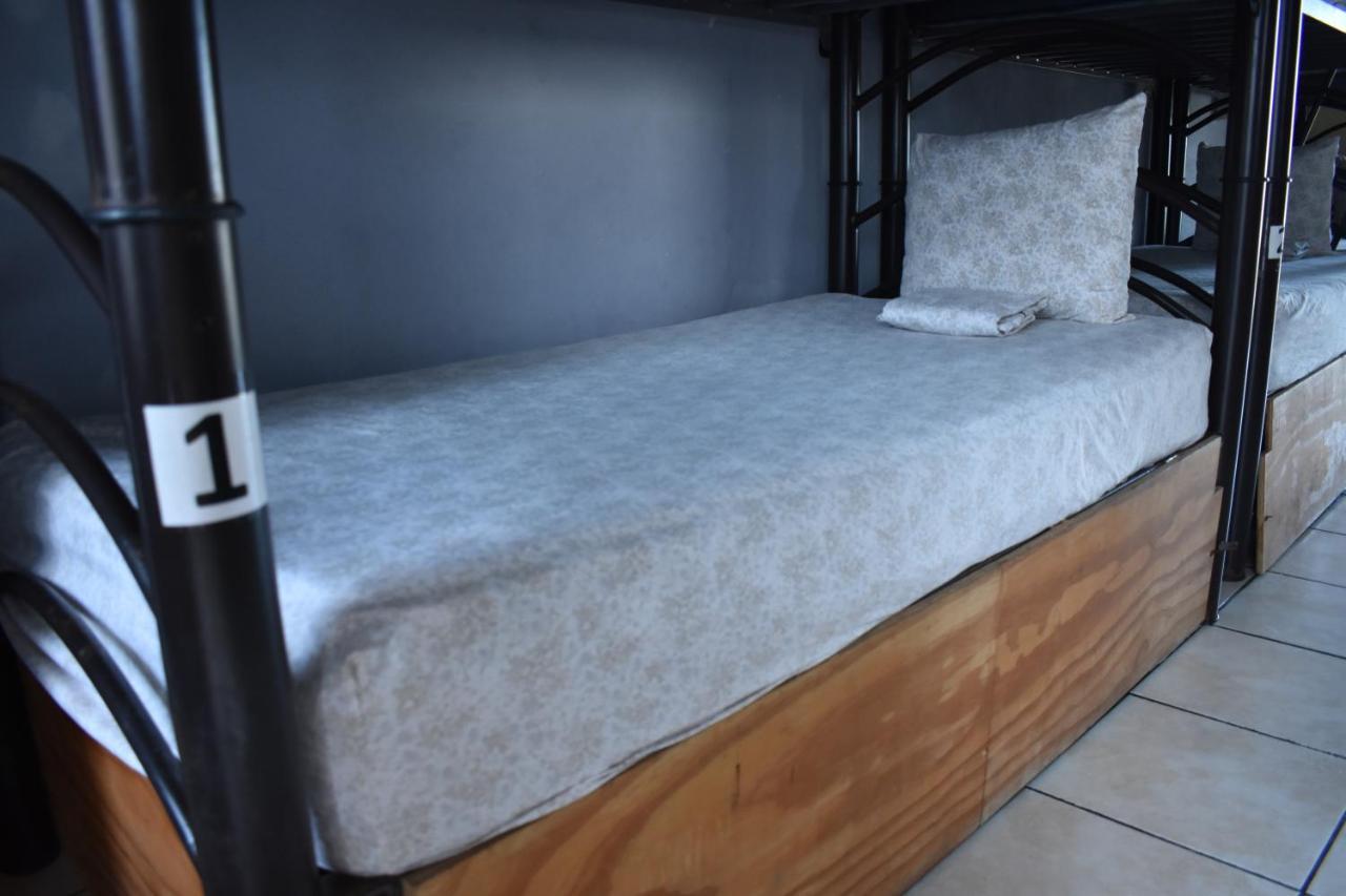 Hostal Les Trois Singes - Friendly Hostel *